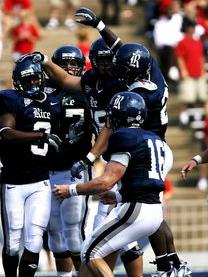 爱游戏体育平台-曼联队长激励全队，挑战强敌士气高昂