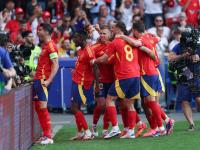 爱游戏体育平台-高水平球队在欧洲比赛中迎战对手，场面激烈