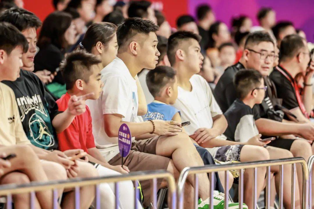 爱游戏官网-比赛现场火爆惊艳，球迷尖叫连连(比赛现场火爆惊艳,球迷尖叫连连打球)