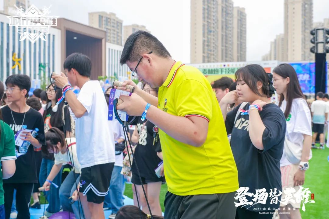 比赛现场火爆惊艳，球迷尖叫连连(比赛现场火爆惊艳,球迷尖叫连连打球)
