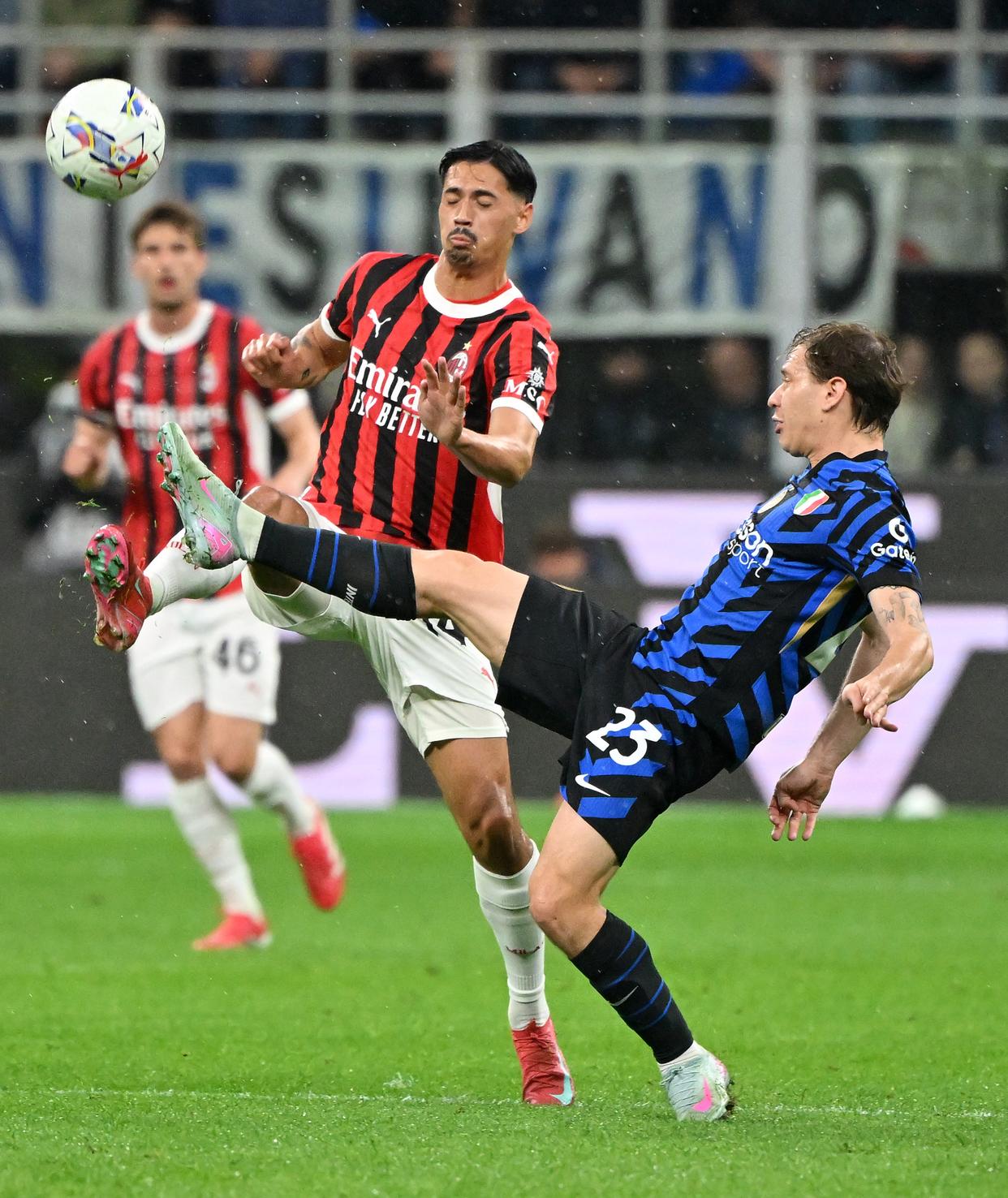 AC米兰豪取胜利，晋级淘汰赛的简单介绍