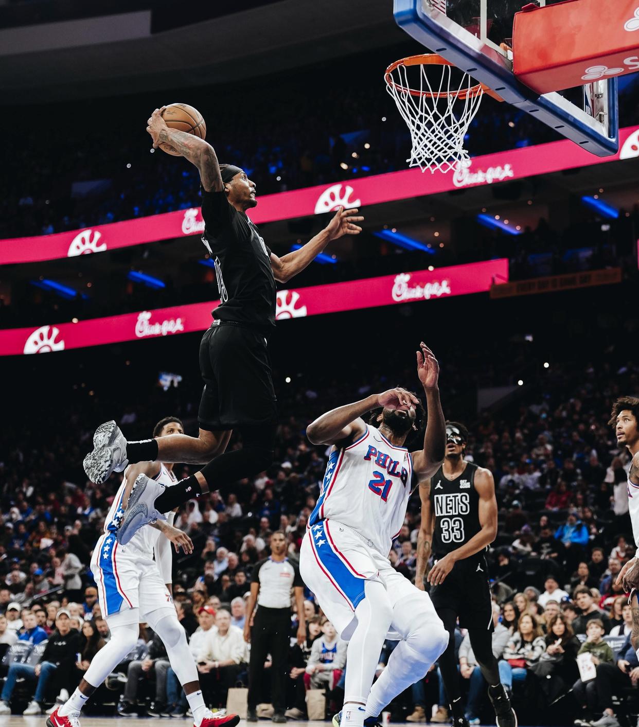 篮网队主将连续多场比赛表现出色