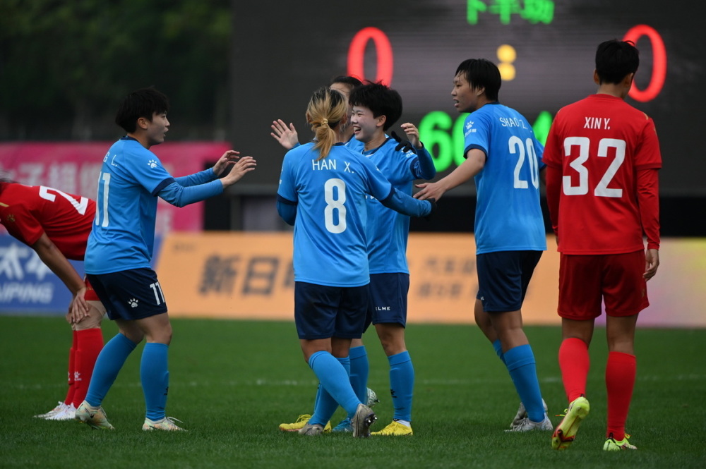 队内苦练见成效,球队战绩节节攀升 队内苦练见成效,球队战绩节节攀升